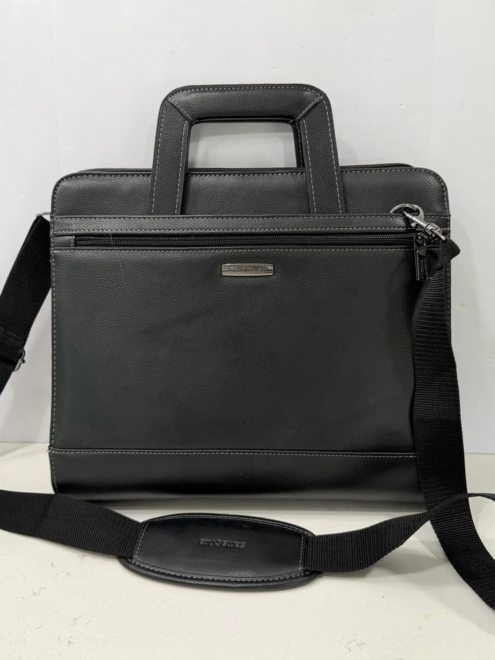 Samsonite Black Leather Briefcase with Detachable Strap
